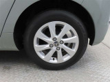 車両のデザインにマッチした純正アルミホイールを装着しています。