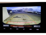 後方の死角を軽減し、狭い場所での切替しや駐車もしやすくなるバックモニターを装備しています。