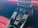 992型よりセンターコンソール上のPDKセレクターも、レバータイプから小型のトグルスイッチ型に変更されました