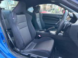 運転席まわりには十分なスペースがあり、大柄な方でもゆったり運転していただける環境です。