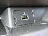 USBソケットがついてます!車の中でもスマホの充電が可能です!