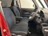 ゆったりと座れる運転席シートですのでストレスなく運転が出来ますよ!