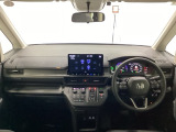 運転席と助手席の間はすっきり、移動も楽々です。さっと手が届く位置にATセレクトレバーやエアコンスイッチなどがあり操作性に優れています