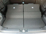 リヤシート背もたれを倒せば広い荷室になります