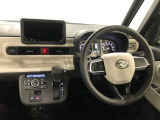 約10台の中古車を展示しております。4名のスタッフが元気良くお出迎えいたします。お気軽にご来店ください♪