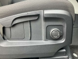 【8ウェイセミ電動フロントシート】フロントシートはセミ電動。リクライニング操作は電動で体に負担のない適度な位置への調節が可能です。