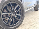 ●純正17インチアルミホイール:輸入車ならではの卓越した走りを支えるホイールと足回りです!日本車の走りに慣れている方にもぜひ体感して頂きたいほど、高いレベルでまとまっています!