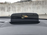 HUD: ヘッドアップディスプレイはドライバーが前方に集中できるよう、ナビや車速情報をフロントガラスに投影するシステムです。