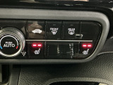 運転席/助手席シートヒーターで寒い日もすぐに温かくなり快適に過ごせます。2段階の温度調整が可能です