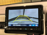 リバースギアに入れるだけで後方の表示へ切り替わります。夜間や雨の日の駐車も楽になりますよ。