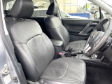 【シートカバー着用車】運転席シート廻りは使用感も少なく、良好な状態となっています。丁寧に使われていたことがよくわかりますね。