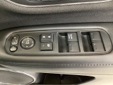 ハンドルの右側に電動格納付きパワーミラーの操作スイッチがついています。左右のサイドミラーの角度調節も微調整ができて便利です。パワーウインドウは運転席でドア4枚とも上下の操作ができるようになっています。
