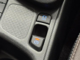 【電子パーキングブレーキ】指先ひとつでサイドブレーキの操作が可能です。信号待ちなどでブレーキペダルから足を離しても停止状態を保持する「ブレーキホールド機能」も搭載。