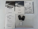 取扱説明書も付属しております。ご購入後は『トヨタの安心感』年式問わずの1年間、距離無制限のロングラン保証が総額表示に含まれてます♪