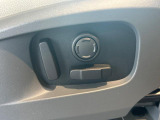 電動パワーシートですので運転中のシート調節も安全に行えます。微調整も可能ですのであなただけのドライビングポジションを実現します。