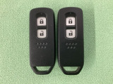 スマートキーを装備しています。鍵を差し込むことなくドアロックの開け閉めと、スタートボタン操作でのエンジンスタートができます。スペアキーも同じものを用意しております。