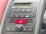 【オートエアコン】一度お好みの温度に設定すれば、車内の温度を検知し風量や温度を自動で調整。暑い&hellip;寒い&hellip;と何度もスイッチ操作をする必要はありません。快適な車内空間には必須の機能ですね♪