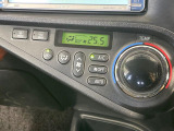 【オートエアコン】一度お好みの温度に設定すれば、車内の温度を検知し風量や温度を自動で調整。暑い&hellip;寒い&hellip;と何度もスイッチ操作をする必要はありません。快適な車内空間には必須の機能ですね♪