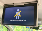 【後席モニター】家族や友人とお出かけする機会が多い方に大人気の後席モニターを装備!見やすい位置に画面がありテレビやDVDの視聴も快適!友達もお子様も、後席にしか乗らなくなるかも??
