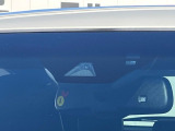 【トヨタセーフティセンス】走行中に前方の車両等を認識し、衝突しそうな時は警報とブレーキで衝突回避と被害軽減をアシスト。より安全にドライブをお楽しみいただけます。