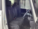 フロントシートはベンチシートです。ベンチシ―トは運転席と助手席の移動もスムーズ!狭い駐車場での乗り降りに便利です。