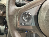 ステアリングにオーディオ操作スイッチが付いています。オーディオ画面に直接タッチしなくても操作が出来ますので、運転に集中できます。