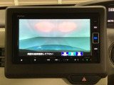 ギヤをR(バック)に入れるとナビの画面に後ろの映像が映るリアカメラ付です。後退時、コンディションが悪い視界でもカラーバックモニターがドライバーをサポートします。