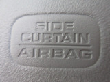 サイドカーテンエアバックシステムは、側面衝突時に大人から子供までさまざまな体格の乗員の頭部や頚部を広範囲で保護。特にセンターピラーへの頭部衝突を防ぐ展開性能を実現しています。