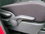 運転席シートリフターで高さを調整できます。