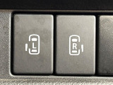 【両側パワースライドドア】スマートキーや運転席のスイッチで後席両側スライドドアの開閉が可能♪電動だから力を入れてドアを開ける必要が無く、小さなお子様でも簡単に開け閉めでき快適です♪