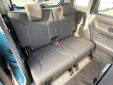 後部座席も気になるようなキズ・汚れやへたり等、大きなダメージはなく、良好な状態です。