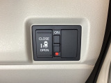 左側電動スライドドアは運転席からでも操作ができるように、ハンドル付近に開閉の操作スイッチが付いています。
