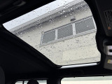 【パノラミックガラスルーフ】天井に外の景色が広がり、開放的な車内を感じることができます!雨の日でも外の明るさを取り入れたり、雨音をアクセントに変えたり、いつもの運転がぐっと楽しくなるはずです!