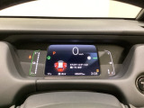 デジタル表示のスピードメーターとタコメーター、燃費やオドメーターなどの表示の他に、ホンダセンシング機能などの表示もできる多機能なマルチインフォメーション・ディスプレイです。