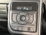 【オートエアコン】一度お好みの温度に設定すれば、車内の温度を検知し風量や温度を自動で調整。暑い&hellip;寒い&hellip;と何度もスイッチ操作をする必要はありません。快適な車内空間には必須の機能ですね♪