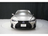 エクステリアは、一目でLEXUSとわかるスピンドルグリルを起点に、人が乗るキャビンの前後を大胆に絞り込んだ菱形のボディと力強く張り出したホイールフレアを融合させ、タイヤの存在を強調しています。