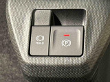 指先だけで簡単に操作が可能な電動パーキングブレーキを採用。「HOLD」スイッチを押すと、渋滞や信号待ちなどでブレーキペダルから足を離しても、ブレーキを保持するので安心です