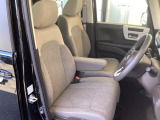【ベンチシート】運転席と助手席の移動もスムーズ!狭い駐車場での乗り降りや、お子様の乗り降りにも便利です。座席の間にコンソールボックスやドリンクホルダーがないため、車内空間が広く感じます。
