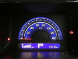 各操作スイッチは使いやすい位置に配置され、とっても見やすいメーターです。夜間時はラグジュアリーな気分にさせてくれる照明が魅力ですので、夜のドライブも楽しみになりますよ♪