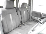 ★運転席★大きな座面と包み込むような背もたれが、ドライバーの身体をしっかり支えます。さらに、上質なシート素材と座り心地のよいクッション。長時間の運転やコーナーの多い道も快適です !!