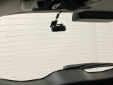 後方にもドライブレコーダーのカメラが付いています。前後両方でお車の周りを監視・記録いたします。