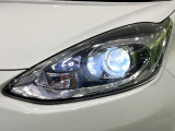 【LEDヘッドライト】悪天候や夜間走行時も良好な視界を確保し安心して運転できる高輝度LEDヘッドライトを装備!点灯速度が早く、消費電力も抑えられています。