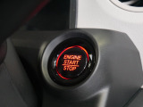 【プッシュスタートボタン】カギを差し込むことなくボタンを押すことでエンジンスタートができます。