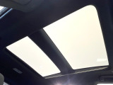 【ガラスルーフ】ガラスルーフ搭載で車内の解放感が一気にアップ!開放的なドライブをお楽しみいただけます。
