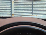 運転視界の遠方上方に虚像を投影することで前を見ながら情報の視認ができます。本当にドライバーが必要な情報を適切に伝え、楽しんで頂くことを考えた新世代装備です。※虚像は2.6m前方に浮かぶイメージです。