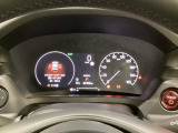 ハイブリット車専用のメーターです。右側の大型スピードメーターに加え、ステアリングスイッチを使って左のマルチインフォメーション・ディスプレイで燃費や動力伝達などの情報が見れるようになっています。