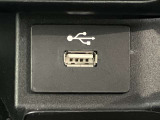 運転席前部にはUSBが使えるようになっています。