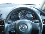 【ステアリングスイッチ】ステアリングスイッチは運転姿勢や視線を崩さずに操作が可能です。左側にはオーディオ類があります。
