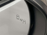 ブラインドスポットモニター(BSM)を装備しています。隣を走る車両が死角に入るとミラー内LEDインジケーターが点灯。さらに、ウィンカーを出すとインジケーターが光って点滅して注意を促してくれます。
