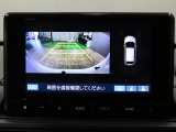【バックカメラ】シフトを「R」の位置に入れると、自動的に画面がカメラ映像に切り替わり後方の視界をサポートする必須装備です!